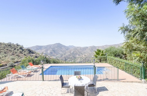 Sayalonga House | Charming Holiday Home “Las Olivas” with Balcony, Pool & WiFi; Parking Available