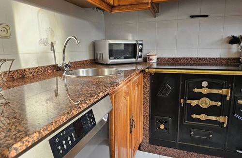 Cerecedo Apartment | Charming house in Cudillero, ideal for families of up to 6 guests and pets. With 3 bedrooms, including 2 with double beds and 1 with two single beds, it offers comfort and space for everyone.