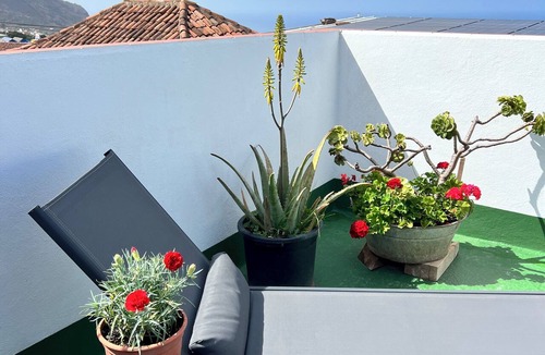 Los Realejos House | Charming Little Home Terrace with wonderful ocean and mountain views. Fast Wi-Fi