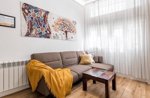 Ciudad Lineal Apartment | Charming Madrid Las Ventas - 4 bedrooms