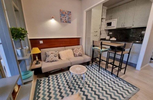 Oviedo City Centre Apartment | Charming studio in the city center, with an open-plan layout and a separated sleeping area. The apartment is located on an upper floor and features large windows. Situated on a pedestrian street with many nearby services. The bedroom includes an electric