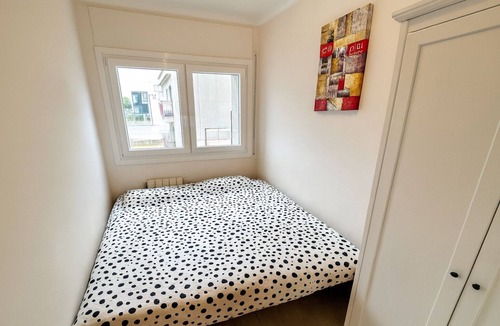 Sant Adria de Besos Apartment | Charming three bedroom apartment, a few steps from the sea!