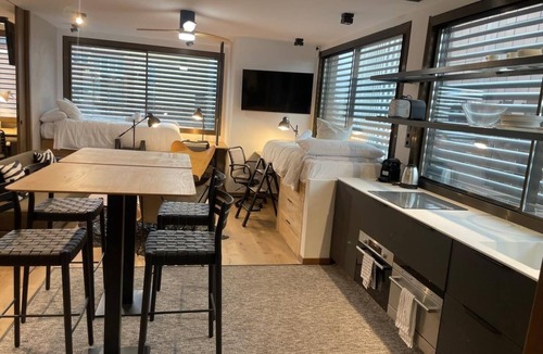 Cuatro Caminos Apartment | Chic Studio Loft with City Views