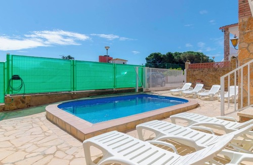 Lloret de Mar Villa | Club Villamar - Groups with an average age equal to or less than 21 years are not allowed!Air con.