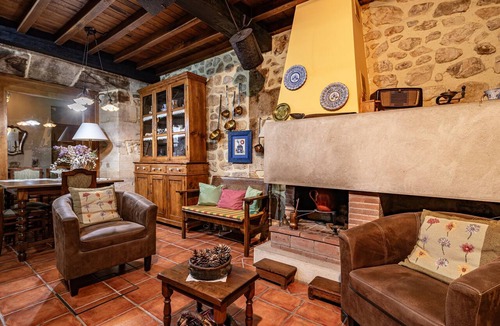 Arenas de Cabrales Apartment | Compact 9 m² Attic Room with Private Bathroom, No Kitchen