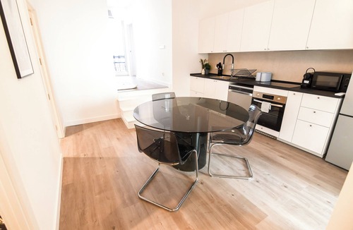 Usera Apartment | Contemporary Chic with Expansive Sun Patio