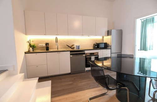 Usera Apartment | Contemporary Chic with Expansive Sun Patio