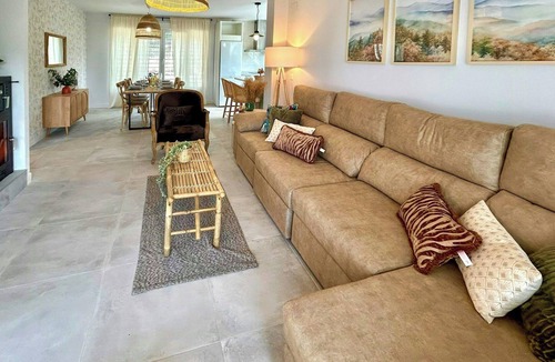 Melegis House | Contemporary villa at the foot of Sierra Nevada