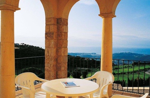 Castell-Platja d'Aro Apartment | Cosy apartment for 4 guests with pool, WIFI, TV and terrace