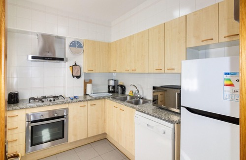 Llanca Apartment | Cosy Apartment in Town, 800m from Port Beach - A/C, Dishwasher, Near Main Square