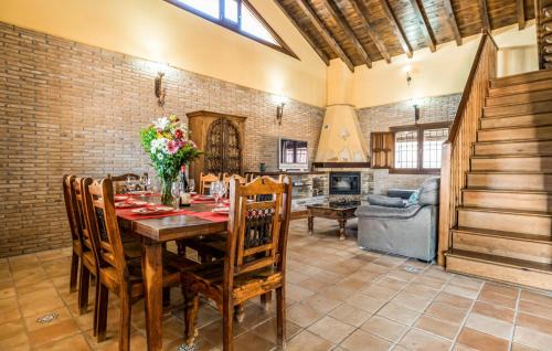 Salar House | Cozy Home In Salar With Indoor Swimming Pool