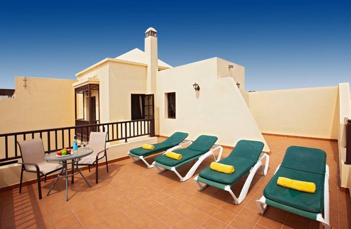 Costa Teguise Villa | Delightful Costa Teguise Villa | 4 Bedrooms | Large Private Pool | Villa Ellen