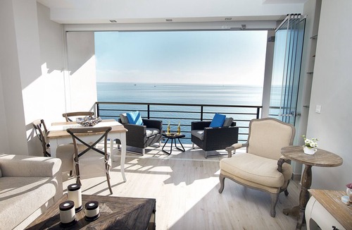 Torremolinos Apartment | DELUXE APARTMENT- BEACHFRONT, SWIMMING POOL, A/A, FREE WIFI AND PARKING