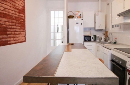 L'Antiga Esquerra de l'Eixample Apartment | Design Modernista 2-Bedroom with Terrace Garden