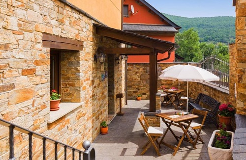 Caboalles de Abajo Apartment | El Hechizo Apartment in Laciana Valley with Pool and Mountain Views