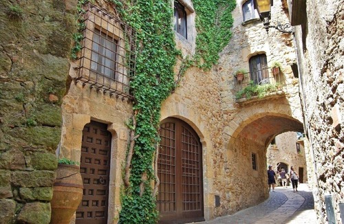 Pals House | Els Balcons de Pals – 15th-Century Townhouse Near Costa Brava Beaches