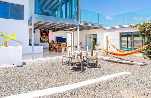 Tabayesco Villa | Family/Friends sized Luxury Villa, 1 km to the beach, private pool, sea views, gym.