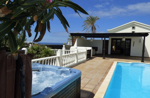 Montana Roja House | Fantastic Located Villa with Heated Pool Hottub Wifi and turfed green Bbq area