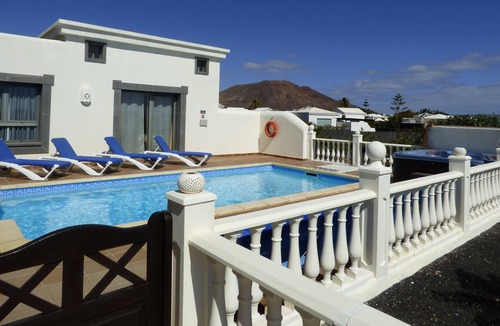 Montana Roja House | Fantastic Located Villa with Heated Pool Hottub Wifi and turfed green Bbq area
