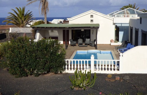 Montana Roja House | Fantastic Located Villa with Heated Pool Hottub Wifi and turfed green Bbq area