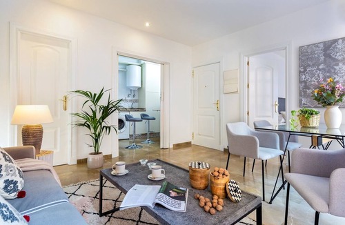 Central District Apartment | Genteel Home Reyes Catolicos