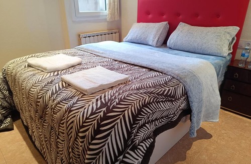 Vilanova del Cami House | Habitación y baño privado en apartamento compartido
