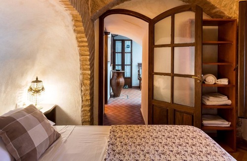 Santa Cruz Villa | Holi-Rent Historic House Next to the Alcázar.