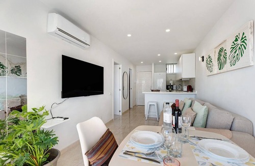 El Madronal Apartment | Holiday Apartment "Apto Svezda El Dorado" with Sea View, Shared Heated Pool & Wi-Fi