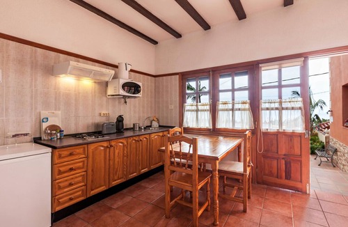 La Orotava Apartment | Holiday Apartment 'Casa Victor - Apartment 3' with Sea Views, Pool, and Wi-Fi