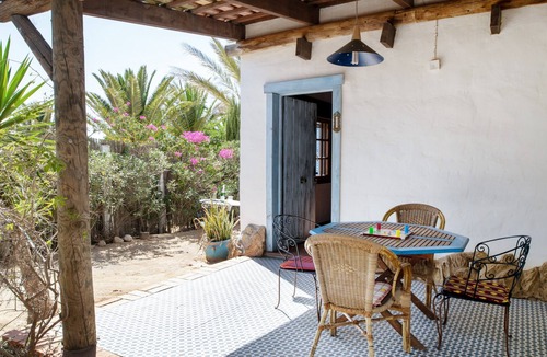El Palmar House | Holiday Home 'Mora' with Private Terrace, Private Garden and Wi-Fi