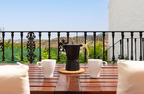 Ardales House | Holiday Home 'Ardales' with Mountain View, Wi-Fi and Air Conditioning