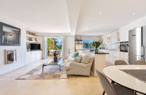Nueva Andalucia House | Holiday Home 'Beautiful 4 bedroom Townhouse' with Shared Pool, Wi-Fi and Air Conditioning