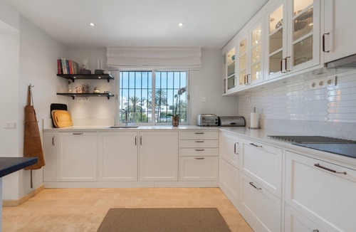 Nueva Andalucia House | Holiday Home 'Beautiful 4 bedroom Townhouse' with Shared Pool, Wi-Fi and Air Conditioning