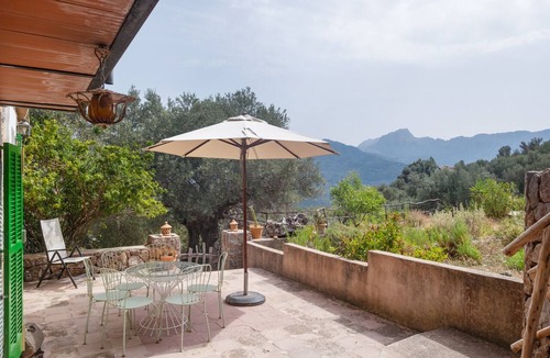 Soller House | Holiday Home 'Can Carabá' with Mountain Views, Private Pool, and Wi-Fi