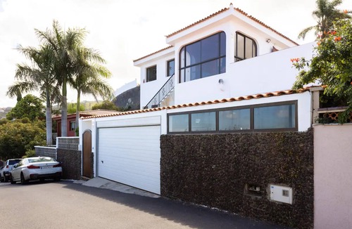 Sauzal House | Holiday Home 'Casa Carolina' with Sea Views, Private Terrace and Wi-Fi