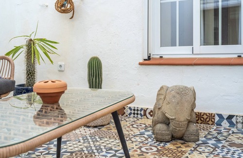 Historic Center of Estepona House | Holiday Home 'Casa Mariposa' with Terrace, Air Conditioning and Wi-Fi