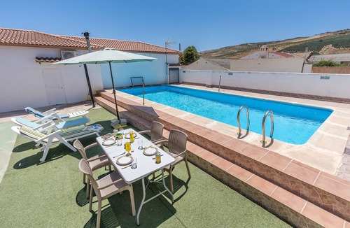Cacin House | Holiday Home 'Casa Pepita' with Mountain View, Private Pool and Wi-Fi