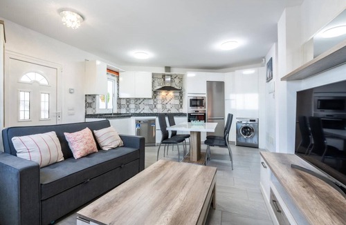 Armenime House | Holiday Home 'El Rinconcito With Sea Views' with Wi-Fi & Air Conditioning