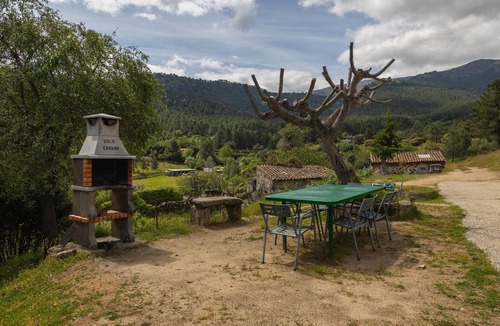El Barraco House | Holiday Home Paraíso Upper Floor - Lake Views, Gredos & Garden
