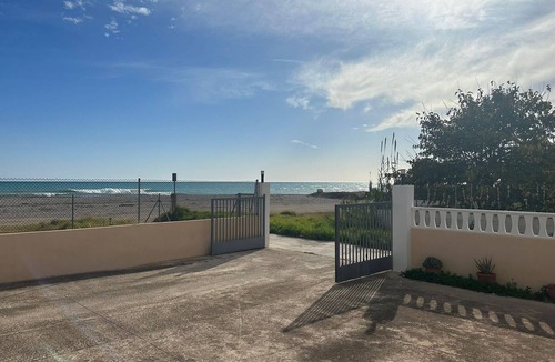 Benicarlo House | Holiday Home 'Planta Baja La Malvarrosa' with Sea View, Private Terrace and Wi-Fi