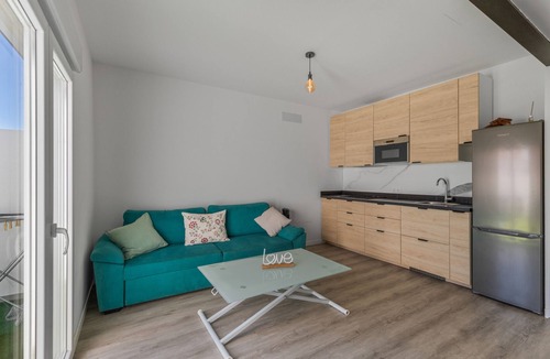 Playa de Arinaga House | Holiday Home 'Us' with Private Terrace and Wi-Fi