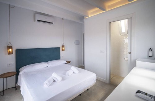 Cala en Porter Hostel | Hostal Castell de Lô