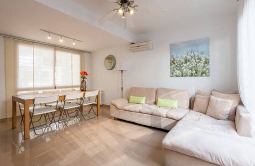 Armilla House | HOUSE closed to EVERYWHERE, METRO STOP, PARKING AT DOOR, ALL SERVICES & CONFORT