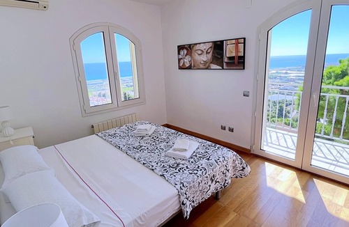 Santa Susanna Villa | House with heated pool 29ºC