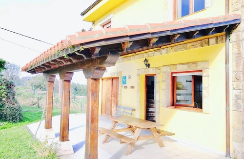 Llamigo House | House with views to the sea and Picos Europa. Large garden. Unique rural location.