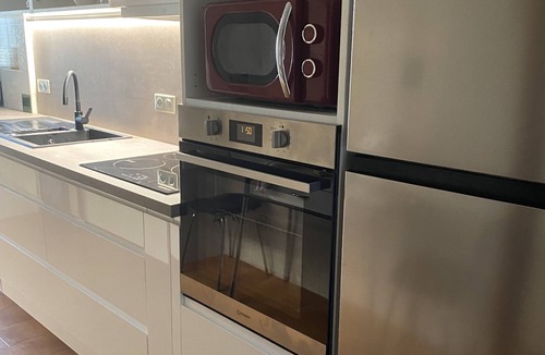 Roses Town Center Apartment | Ideally located 3-bedroom apartment with air conditioning and parking.