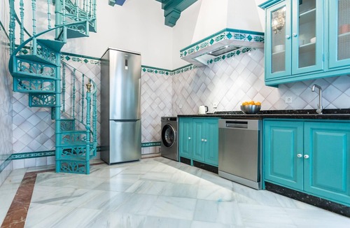 El Arenal Villa | Impressive 5 bedroom house in the city center with private pool and jacuzzi