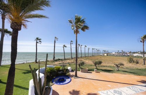 Chipiona Apartment | Isla Verde 6: Charming Room Steps from Chipiona