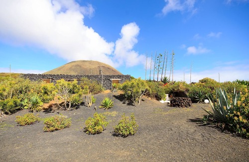 Haria Villa | La Bodega – On a Volcano with Piano, Sea Views, Private Terrace and Wi-Fi