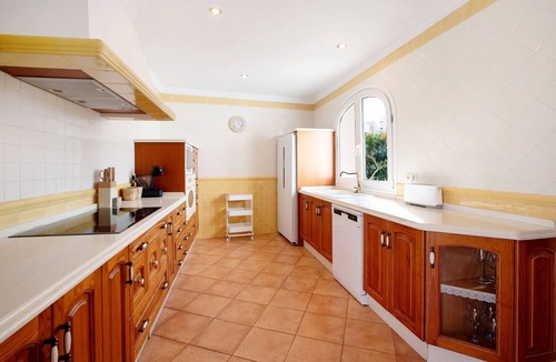 Torremolinos Villa | La Casita del Mar – House with Jacuzzi, Garden & Terraces 300 m from the Beach in Torremolinos